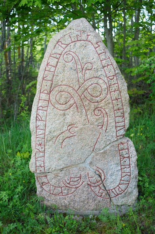 Runes written on runsten, rödgrå granit. Date: V